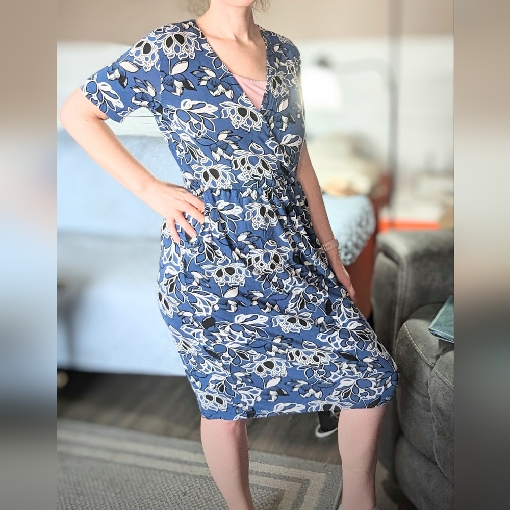 George brand, Med ladies dress w/pockets!! Cute blue with flower details